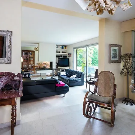 Villaoustal. Parc Arbore 4500 M2. Piscine Chauffee. Villa