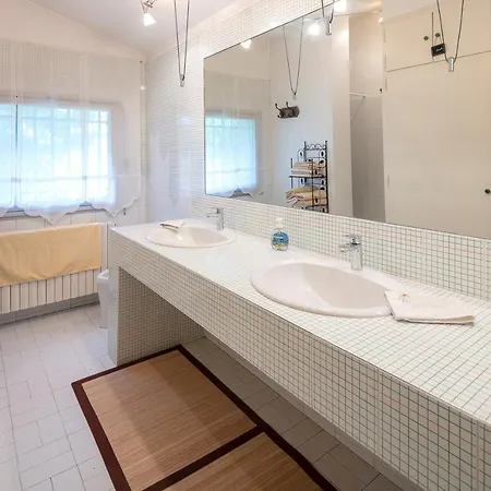 Villaoustal. Parc Arbore 4500 M2. Piscine Chauffee. *