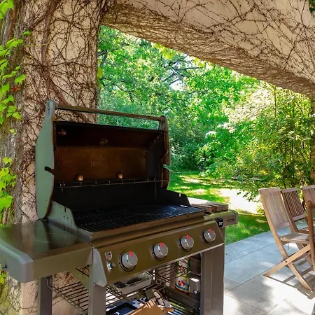 Villaoustal. Parc Arbore 4500 M2. Piscine Chauffee. *